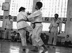 Момент спортивного поединка Справа Лукас слева автор книги 1985 г По - фото 129