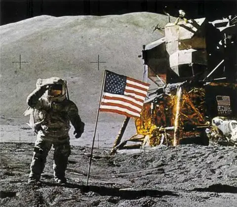 Командир космического корабля Аполлон16 Джон Янг отдает честь флагу США - фото 48