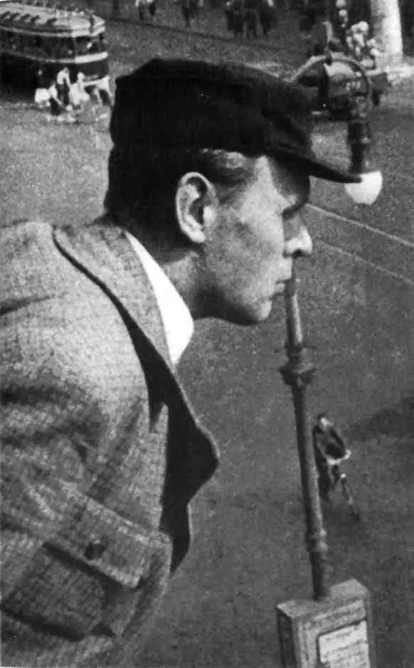 Даниил Хармс на балконе Дома книги Фото Г Левина Середина 1930х гг - фото 43