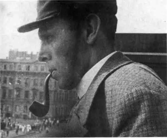 Хармс на балконе Дома книги Середина 1930х гг Автопортрет у окна Рисунок - фото 53