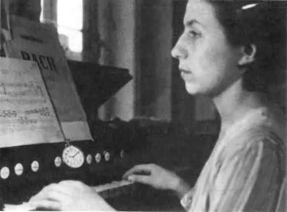 Марина Малич за фисгармонией в комнате Хармса Конец 1930х гг Марина Малич - фото 57