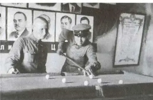 В ленинской комнате Шишкин НК слева Ханко 1940 год Расчет орудия - фото 11