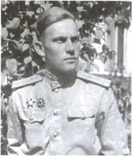 Командир дивизиона капитан Михин ПА 1944 Штаб дивизиона Михина Стоят - фото 27