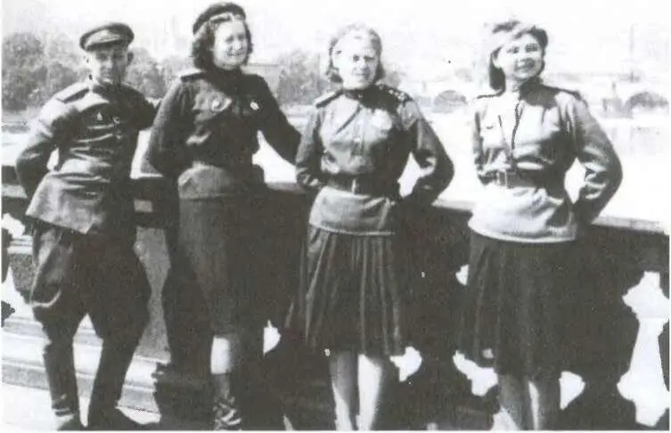 Врачи санбата ВА Сомова ЗВ Овсянникова ЕВ Мишкина Прага Май 1945 - фото 42