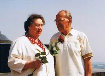 С Жанной у подножия памятника Чкалову в Нижнем Новгороде 9 мая 2002 года - фото 6