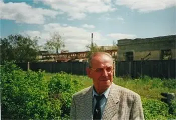 Автор в 2000 году перед руинами лагерного здания лагеря 4691 Разгрузка соли - фото 8