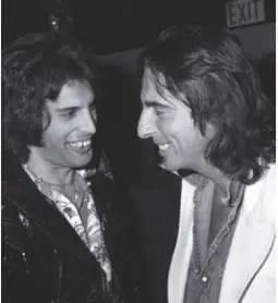 С Элисом Купером на вечеринке в 1977 году Фредди пьет шампанское с двумя - фото 16