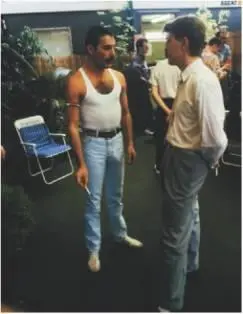 Фредди и Дэвид Боуи беседуют за кулисами Live Aid июль 1985 года Фредди и - фото 31