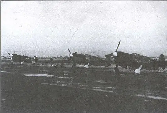 Як7 на аэродроме pн Ленинграда 1943 г из архива ГФ Петрова - фото 50