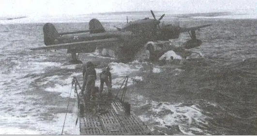 Летающая лодка BV138C из SAGr130 дозаправляется в море с подводной лодки - фото 58