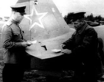 Инженер полка дает задание технику звена гв сержанту Востокову Ст - фото 75