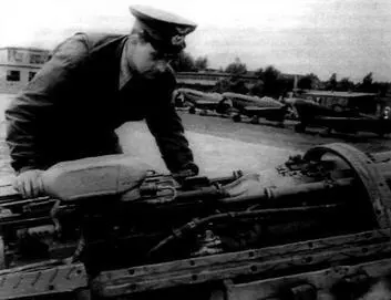 Ст лейтенант Соболев НИ осматривает вооружение самолета Э АЛЕКСЕЕВ В - фото 76