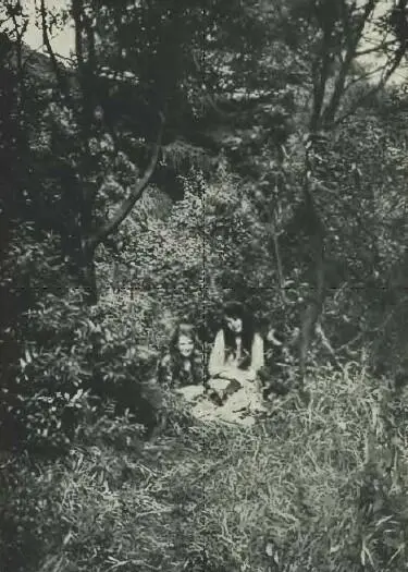 ДЕВОЧКИ БЛИЗ МЕСТА ГДЕ В 1920 ГОДУ БЫЛА СДЕЛАНА ФОТОГРАФИЯ ПРЫГАЮЩЕЙ ФЕИ - фото 16