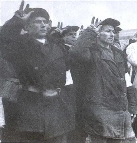 Сотрудники службы порядка приносят присягу 1942 год У входа в здание - фото 12