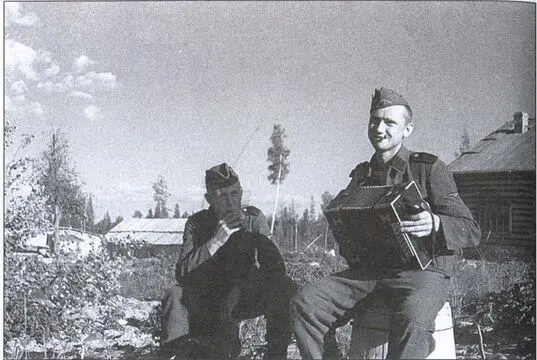 Русские эсэсовцы перед боевой операцией 1943 год Генерал А Власов с - фото 22