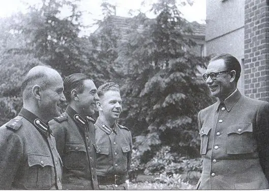 Генерал А Власов с офицерами своего штаба Слева К Кромиади 1944 год - фото 23