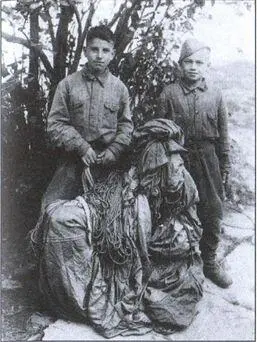 Русские детидиверсанты Миша Кругликов и Петя Маренков 1943 год Русские - фото 26