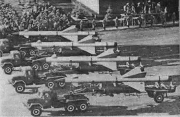 ЗУР В300 на параде 7 ноября 1960г Это обусловливало слабую защиту системы - фото 222