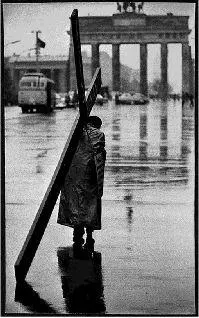 Toni Frissel Man carrying cross on street Berlin West Germany 1961 Когда в - фото 19