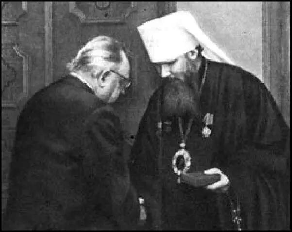 Председатель Президиума Верховного совета Эстонской СССР И Кэбин вручает - фото 7