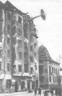 Планер еще долгое время не могли вынуть из дома Весна 1945 года Из - фото 102