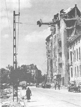 Планер еще долгое время не могли вынуть из дома Весна 1945 года Из - фото 103