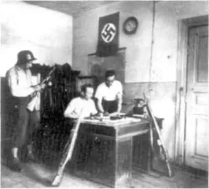 Бойцы Белорусской Самообороны в караульном помещении 1941 г Одеты в - фото 16