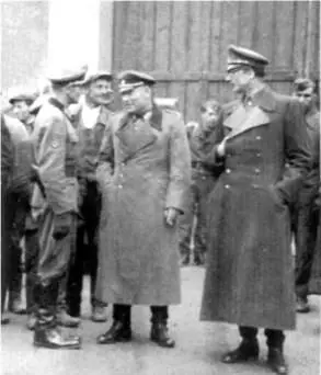 Полковник И К Сахаров слева генералмайор С К Буняченко и - фото 23