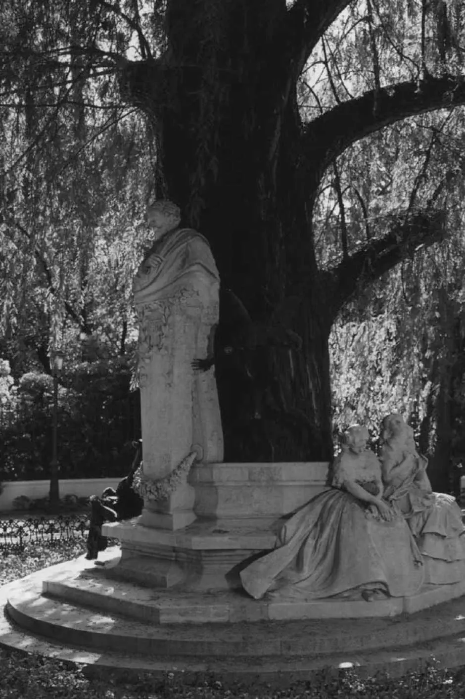 Глориетта Беккера в парке Марии Луисы в Севилье 1912 Понятие городского сада - фото 39