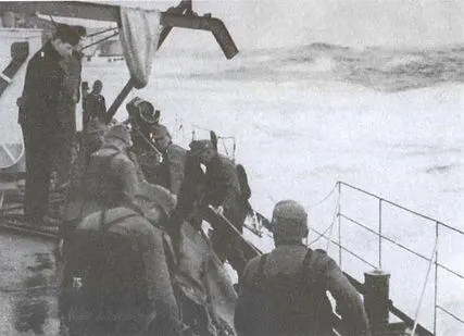 На эсминце в Северном море 8 апреля 1940 г Линкор Шарнхорст в штормовой - фото 34