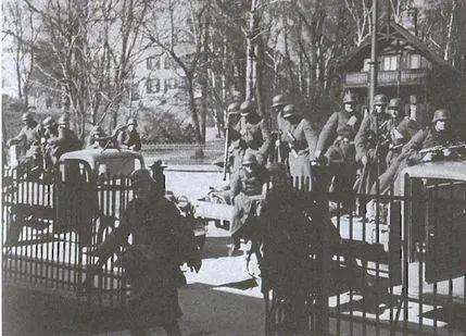 Немецкие части перед германским дипломатическим представительством в Осло - фото 40