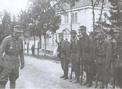 Генераллейтенант Дитль приветствует авангард дивизии Быков 14 июня 1940 г - фото 93