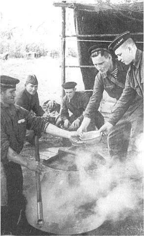 Советские морские пехотинцы обедают в перерыве между боями Лето 1942 г Глава - фото 18