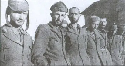 Итальянские военнопленные в одном из советских лагерей Март апрель 1942 г - фото 32