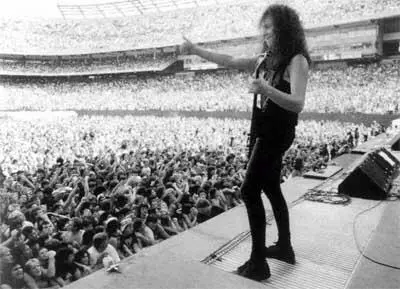 По мере роста уровня группы Metallica росли и площадки где она выступала К - фото 24