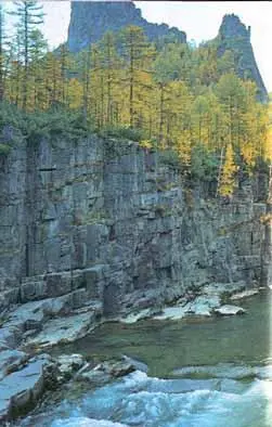Сразу пересохло во рту Мы опустились на снег стали сосать льдинки Велико - фото 13