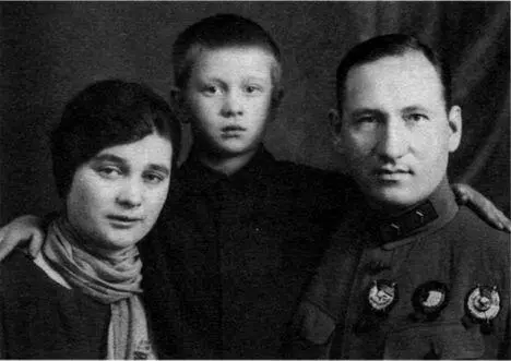 Семья МГ Ефремова жена Елизавета Андреевна и сын Миша МГ Ефремов и - фото 7