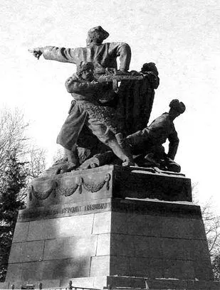 Вязьма Памятник МГ Ефремову установленный в 1946 г по инициативе ИВ - фото 24