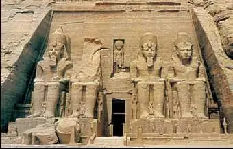 Храм Рамсеса II в АбуСимбеле Колоссы фараона у входа Первая пол 13 в до н - фото 9