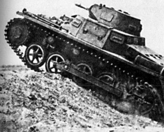 Немецкий легкий танк PzI в 1941 году воевал уже не в первой линии Самый - фото 20