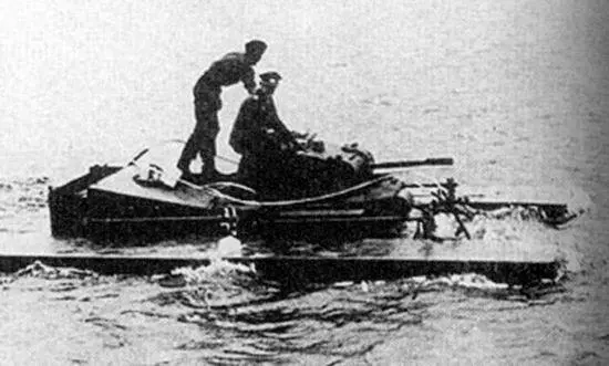 Плавающий танк SchwimmPanzerII С помощью такого понтона любой танк PzII - фото 25