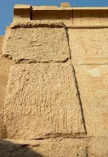 Рис 142 Остатки срубленной стены Сколы не просто не отполированы но даже и - фото 143