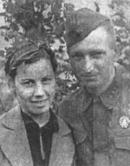 В П Карпович с женой Татьяной Махачкала июнь 1942 г Военный комиссар - фото 70