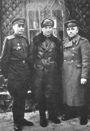 A M Сулима В П Карпович Л И Павленко Германия март 1945 г Летчики - фото 74