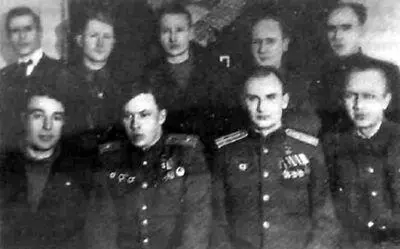 Встреча с Героями Советского Союза в Москве 1943 г Сидят слева направо - фото 39