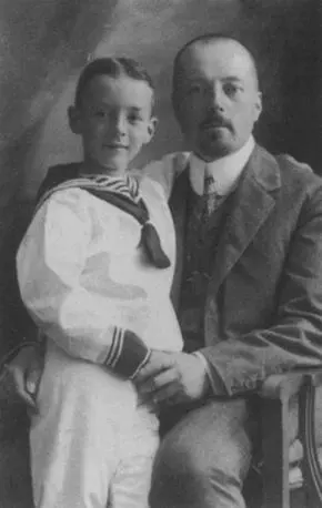 Владимир в возрасте семи лет с отцом 1906 г Владимир и его брат Сергей с - фото 12