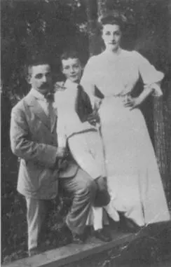 Владимир с матерью и ее братом Василием Рукавишниковым дядей Рукой 1907 г - фото 14