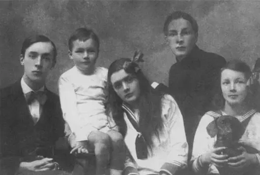 Пятеро детей Набоковых Ялта ноябрь 1918 г Владимир род 1899 Кирилл - фото 23