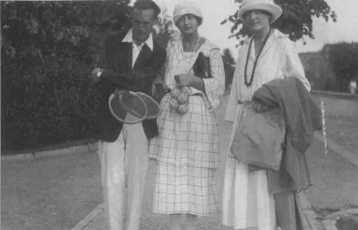 Набоков со своей невестой Светланой Зиверт и ее сестрой Татьяной Берлин 1921 - фото 27