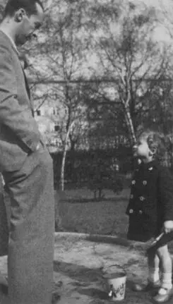 Набоков с Дмитрием в песочнице Берлин 1936 г Набоков за работой дом 22 по - фото 49